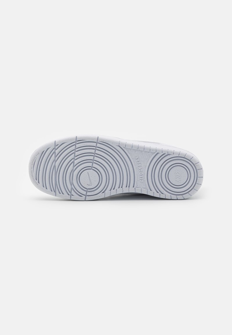 Nike Sportswear Nike Sportswear COURT BOROUGH RECRAFT UNISEX - Trainers - white Osterangebot