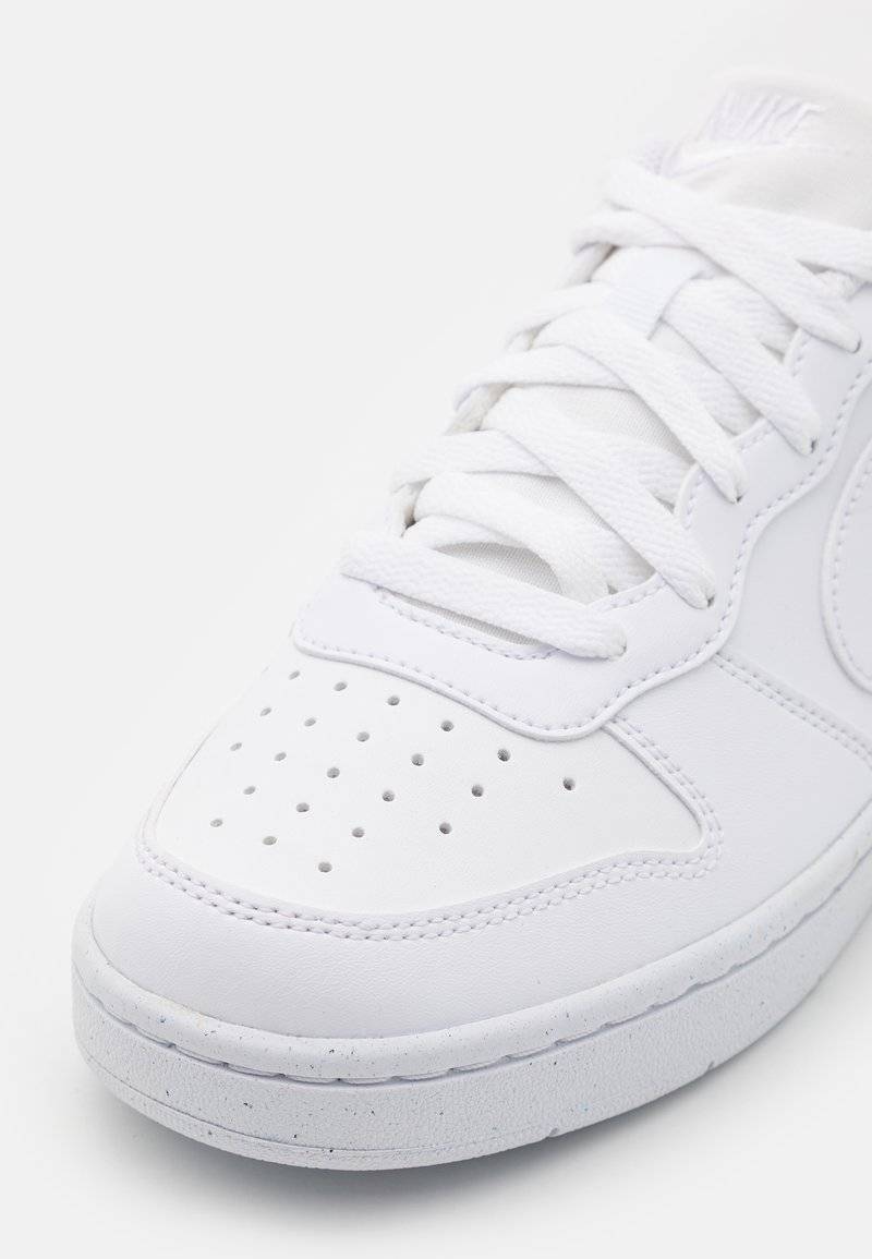 Nike Sportswear Nike Sportswear COURT BOROUGH RECRAFT UNISEX - Trainers - white Osterangebot