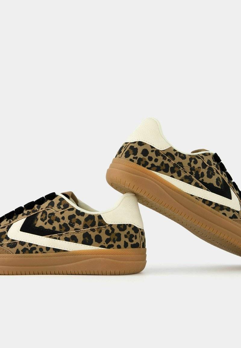 Bershka Bershka RETRO ANIMAL PRINT - Trainers Große Rabatte