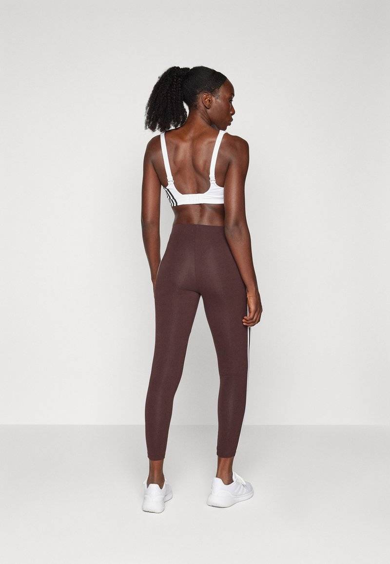 adidas Sportswear adidas Sportswear ESSENTIALS 3 STRIPES HIGH WAISTED - Leggings - shadow brown Preisnachlass