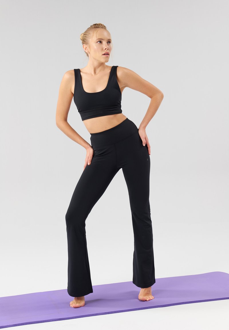 Even&Odd active Even&Odd active FLARED LEGGINGS - Tracksuit bottoms - black Muttertagsangebot