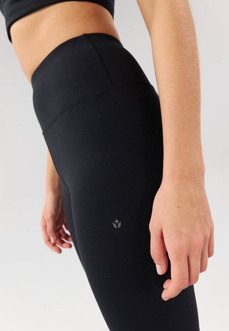Even&Odd active Even&Odd active FLARED LEGGINGS - Tracksuit bottoms - black Muttertagsangebot