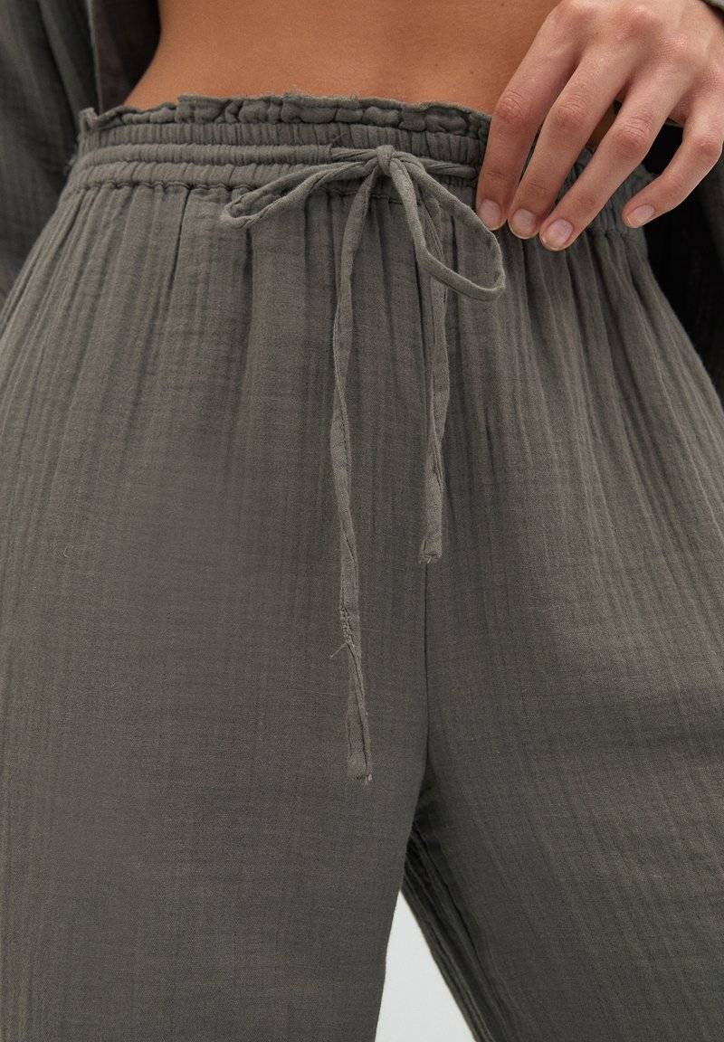 PULL&BEAR PULL&BEAR CREASED WITH FRAYED HEMS - Trousers - dark grey Neuheiten