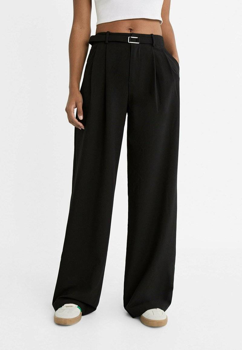 Stradivarius Stradivarius WITH BUCKLE DETAIL - Trousers - black Räumungsverkauf
