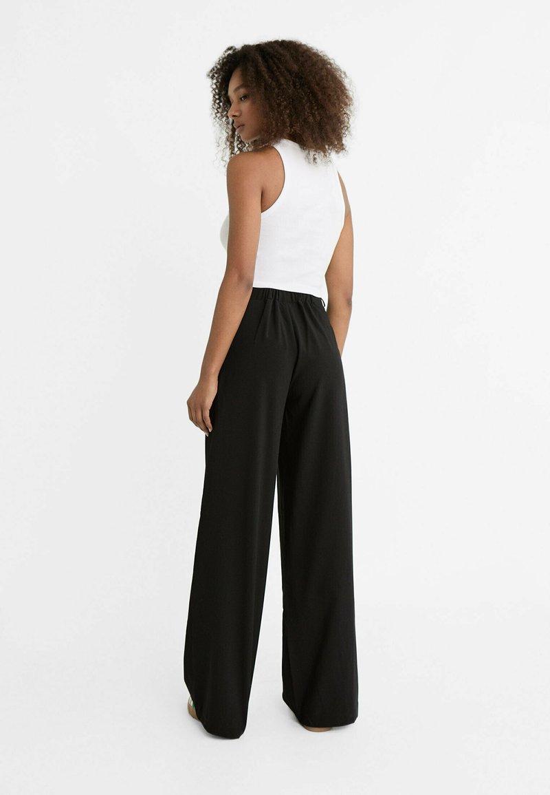 Stradivarius Stradivarius WITH BUCKLE DETAIL - Trousers - black Räumungsverkauf