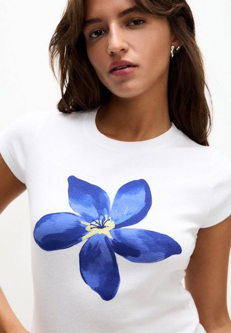 PULL&BEAR PULL&BEAR SHORT SLEEVE FLORAL - Print T-shirt - white Kostenlose Rückgabe