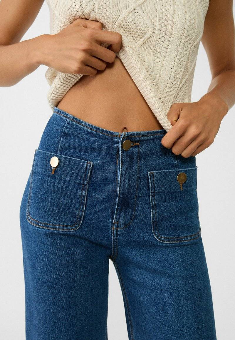 Stradivarius Stradivarius MINIMALIST WITH POCKETS - Flared Jeans - royal blue JETZT KAUFEN