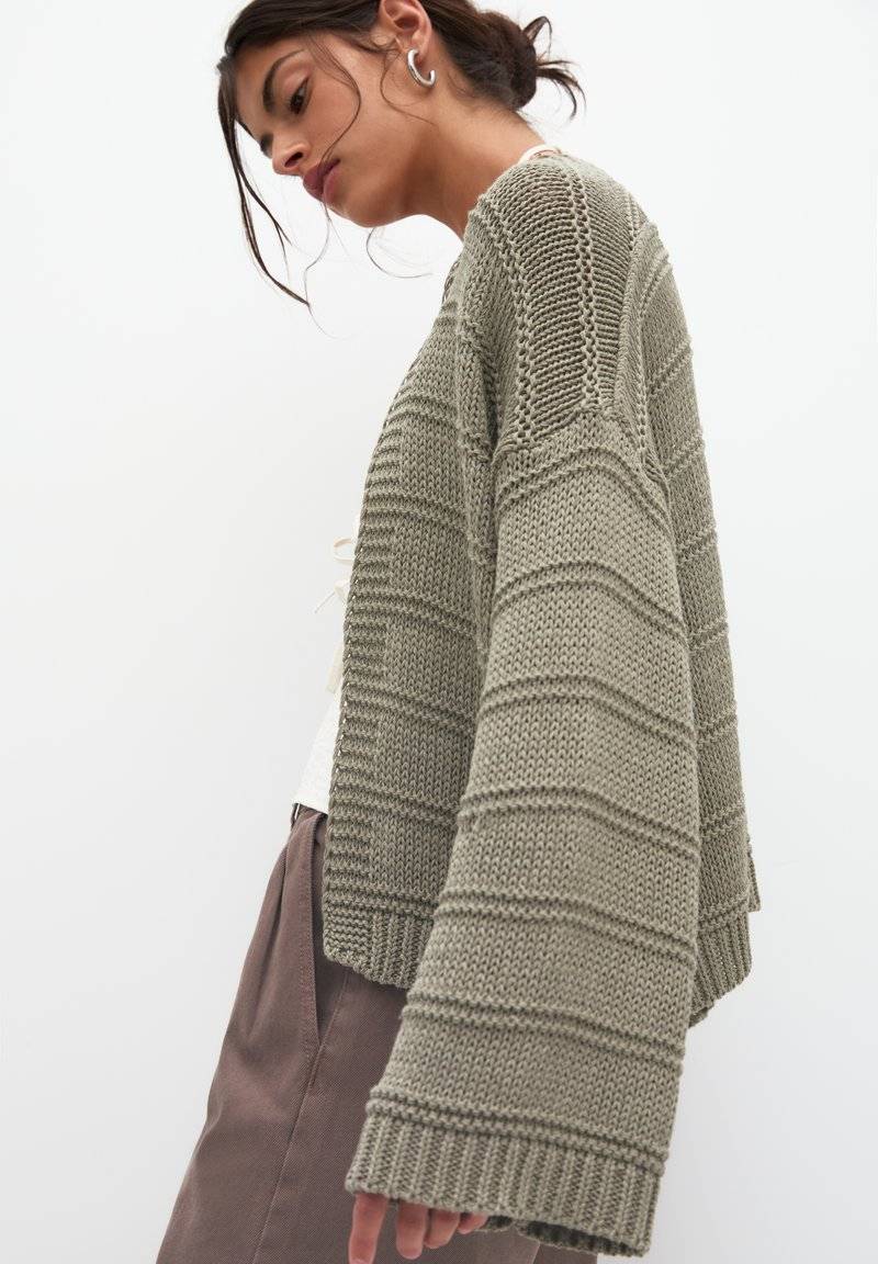 PULL&BEAR PULL&BEAR Cardigan - khaki Bis zu 60% Rabatt