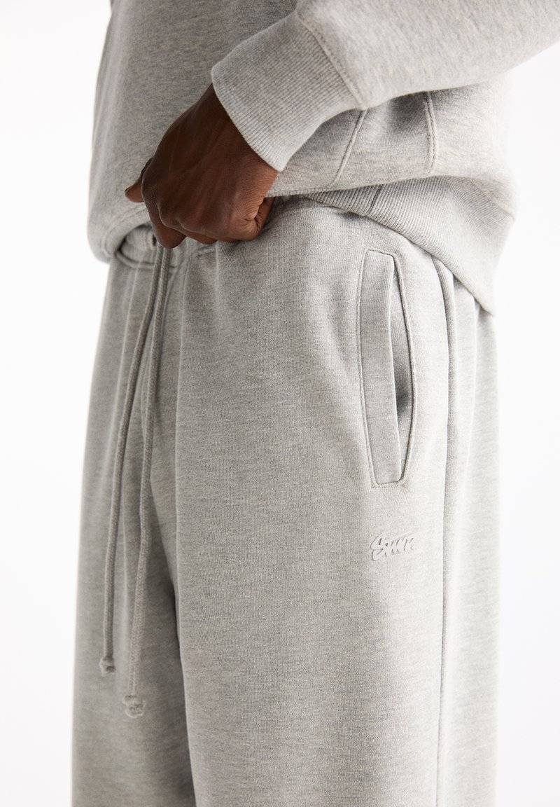 PULL&BEAR PULL&BEAR WIDE JOGGERS - Tracksuit bottoms - light grey Nur noch ein Tag übrig