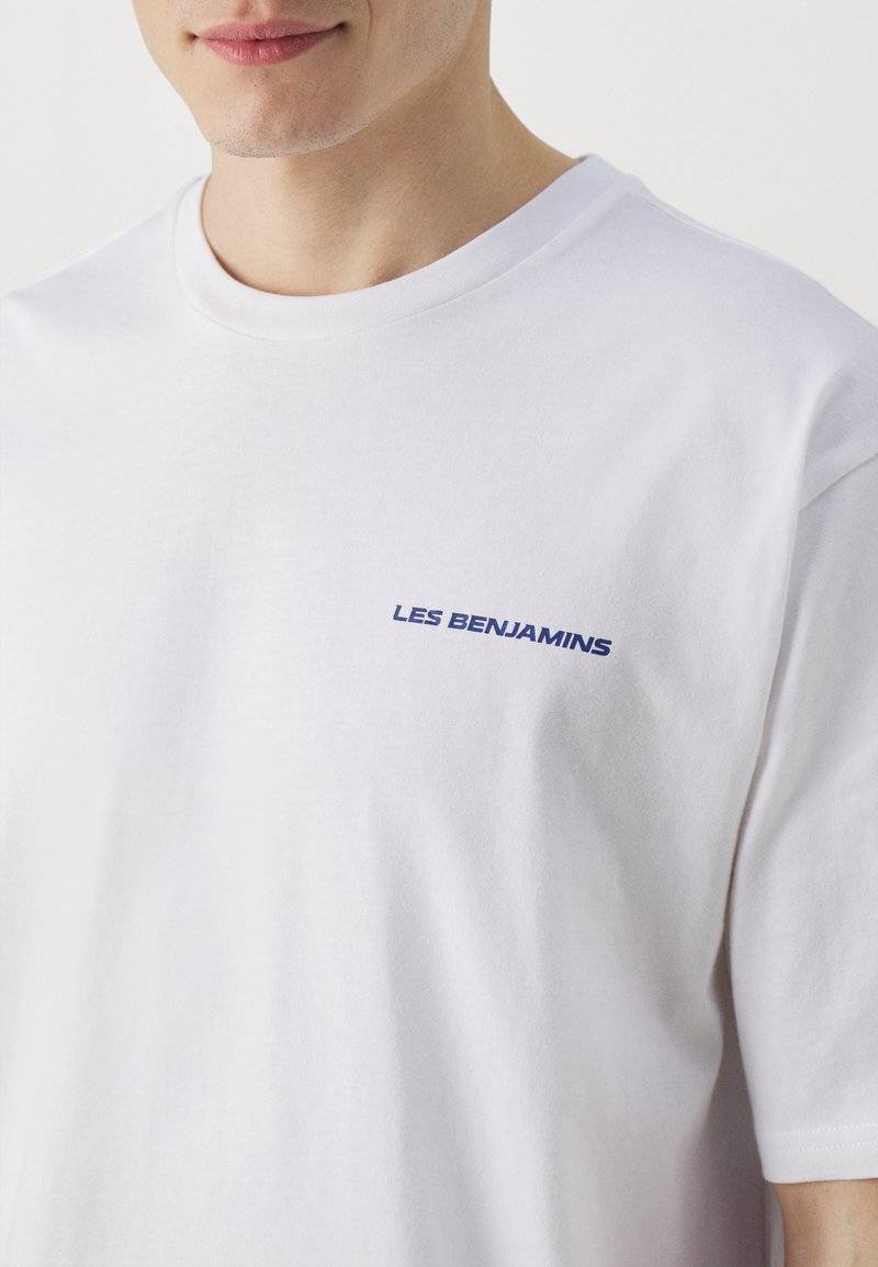 Les Benjamins Les Benjamins RELAXED TEE UNISEX - Print T-shirt - white Super Rabatt