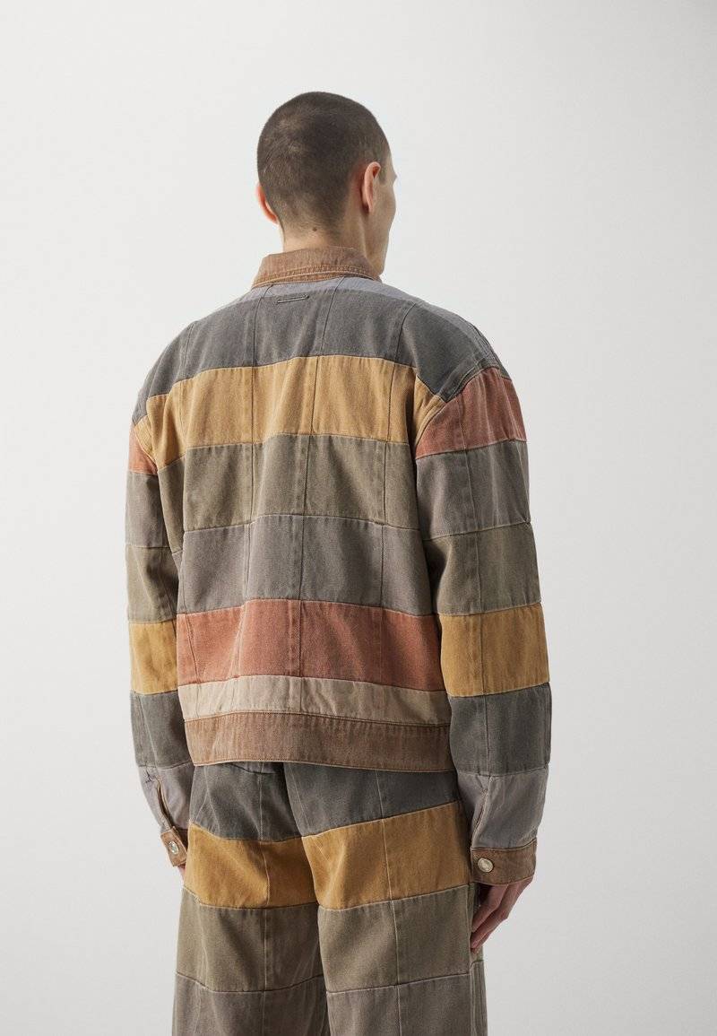 Les Benjamins Les Benjamins UNISEX - Denim jacket - brown 50% Rabatt mit kostenlosem Versand