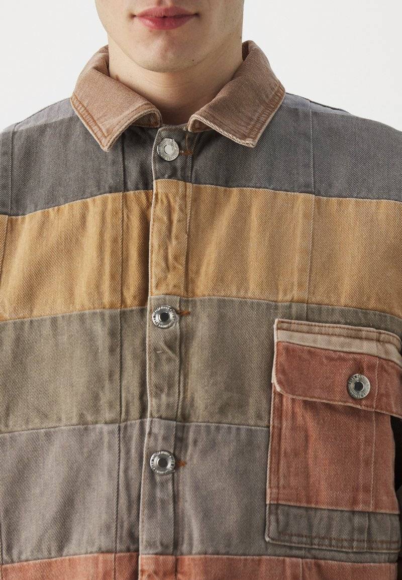 Les Benjamins Les Benjamins UNISEX - Denim jacket - brown 50% Rabatt mit kostenlosem Versand