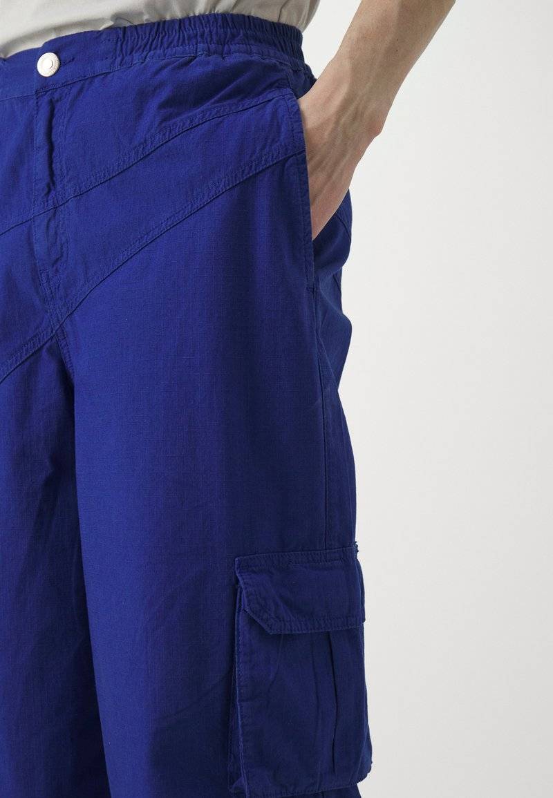 Les Benjamins Les Benjamins PANT UNISEX - Cargo trousers - blue 50% Rabatt für begrenzte Zeit
