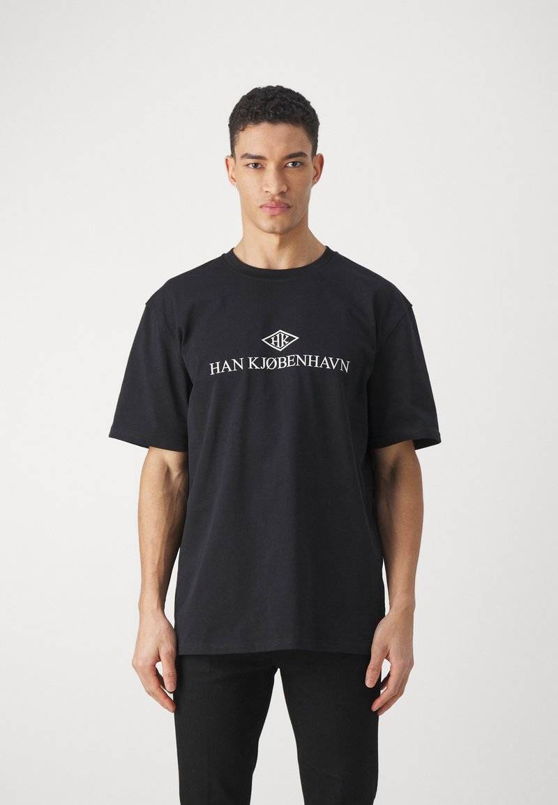 Han Kjøbenhavn Han Kjøbenhavn LOGO BOXY TEE UNISEX - Print T-shirt - black Blitzverkäufe