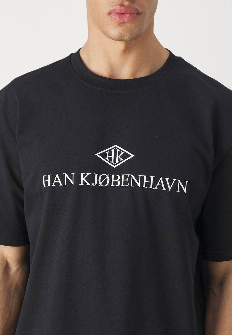 Han Kjøbenhavn Han Kjøbenhavn LOGO BOXY TEE UNISEX - Print T-shirt - black Blitzverkäufe