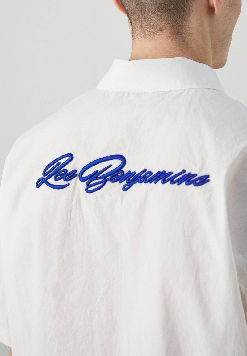 Les Benjamins Les Benjamins SHORT SLEEVE UNISEX - Button-down blouse - white Muttertagsangebot