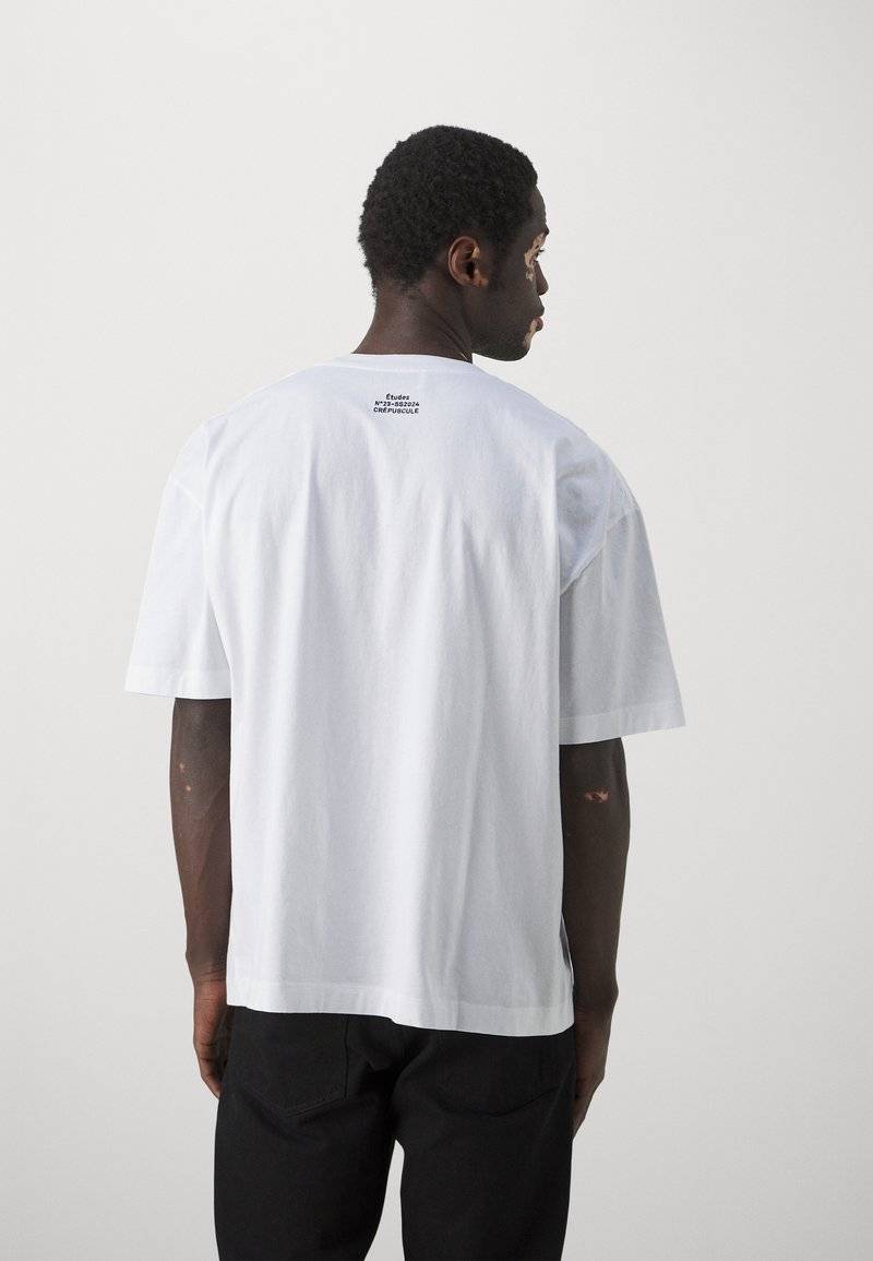 Études Études SPIRIT GUARDIAN UNISEX - Print T-shirt - white Exklusive Angebote