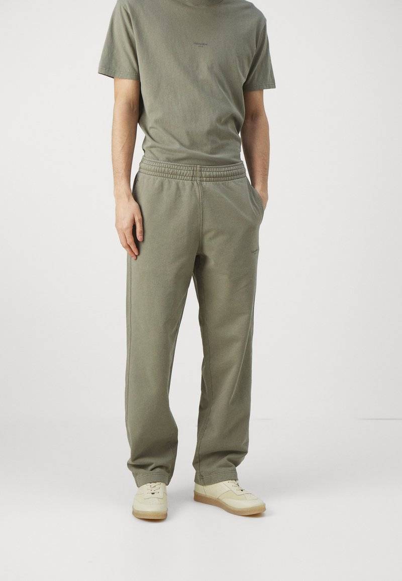 Holzweiler Holzweiler LAGOON OSLO TROUSERS UNISEX - Tracksuit bottoms - green Große Rabatte