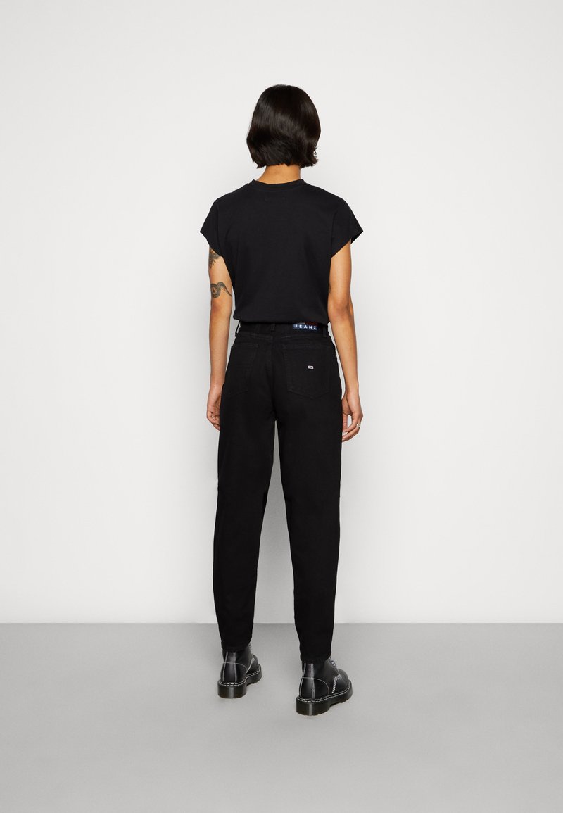 Tommy Jeans Tommy Jeans MOM ULTRA HIGH RISE JEAN TAPERED - Relaxed fit jeans - denim black Sonderangebote