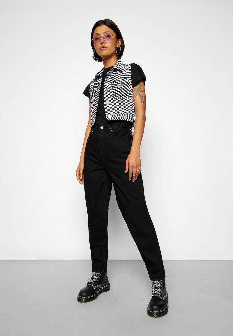 Tommy Jeans Tommy Jeans MOM ULTRA HIGH RISE JEAN TAPERED - Relaxed fit jeans - denim black Sonderangebote