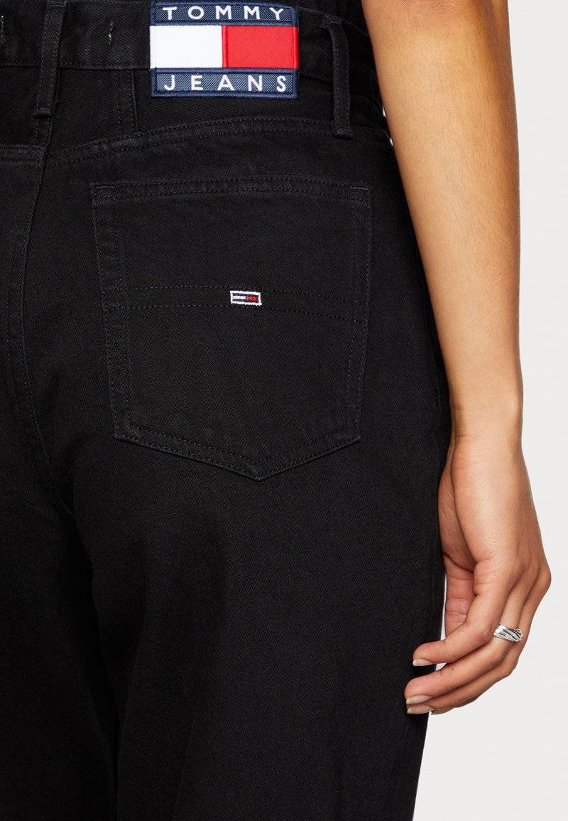 Tommy Jeans Tommy Jeans MOM ULTRA HIGH RISE JEAN TAPERED - Relaxed fit jeans - denim black Sonderangebote