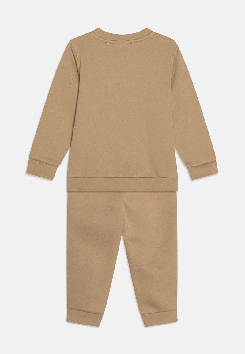 Puma Puma MINICATS EMBROIDERY UNISEX SET - Tracksuit - prairie tan Verkauf