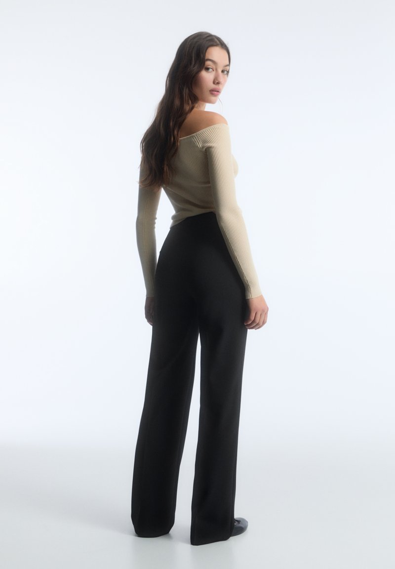PULL&BEAR PULL&BEAR IM REGULAR-FIT MIT ZIERNAHT VORNE - Trousers - black Bis zu 65% Rabatt