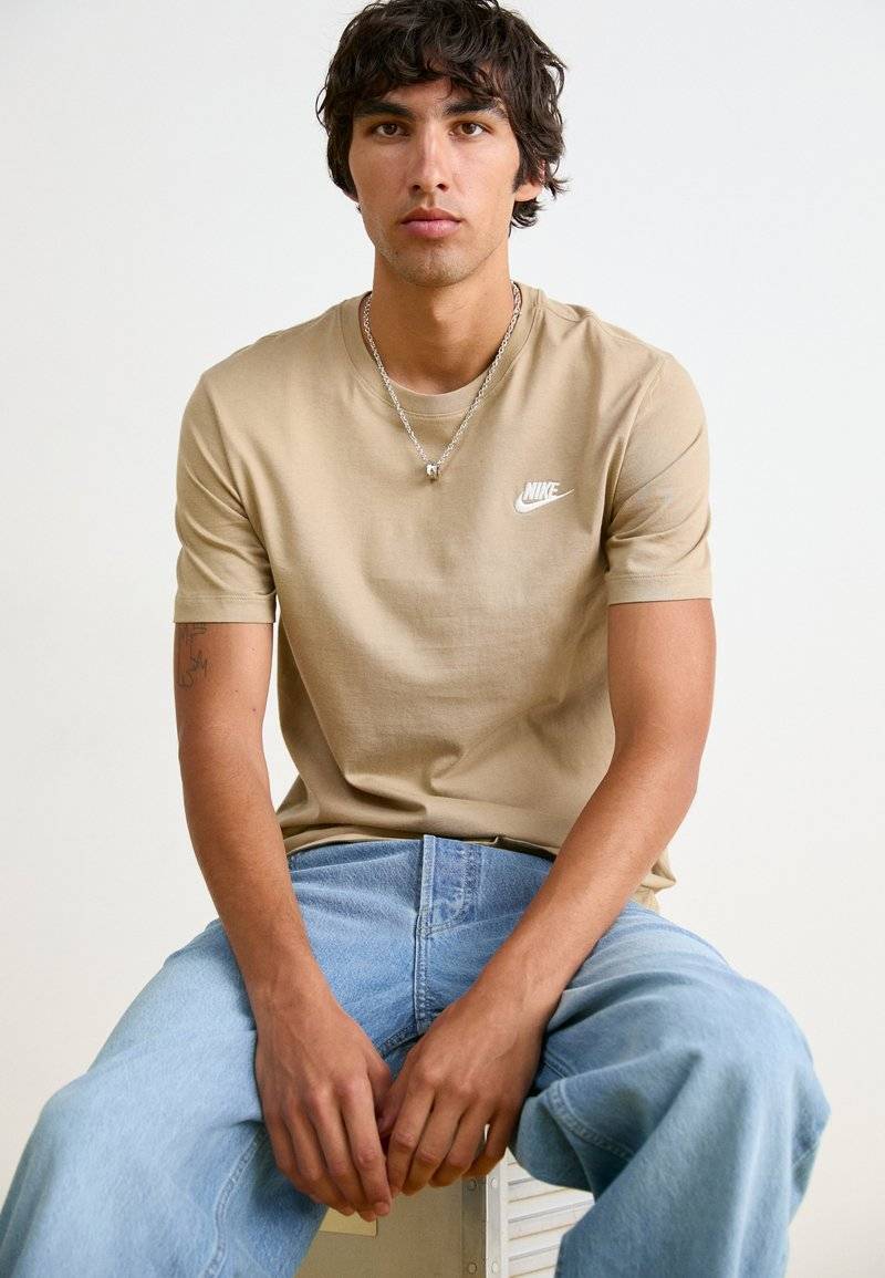 Nike Sportswear Nike Sportswear CLUB TEE - Basic T-shirt - khaki 50% Rabatt mit kostenlosem Versand