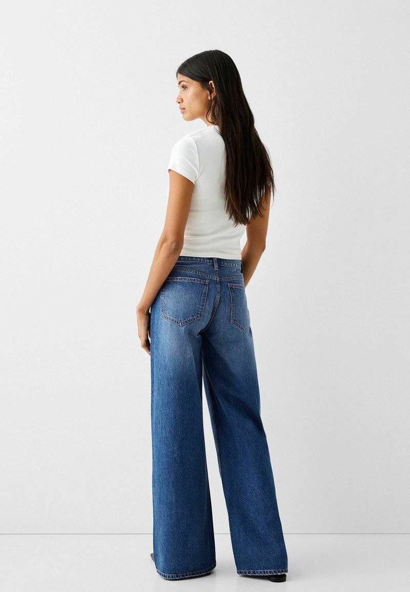 Bershka Bershka WIDE-LEG - Relaxed fit jeans - dark blue Kostenloser Versand international