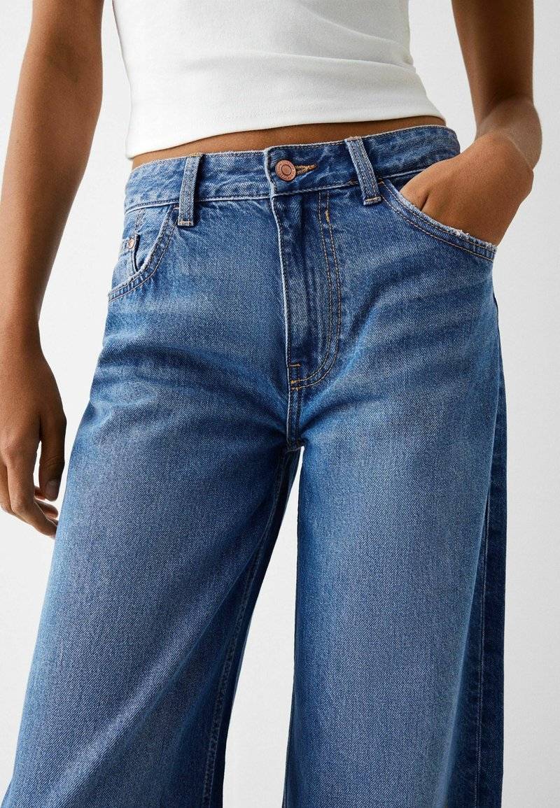 Bershka Bershka WIDE-LEG - Relaxed fit jeans - dark blue Kostenloser Versand international