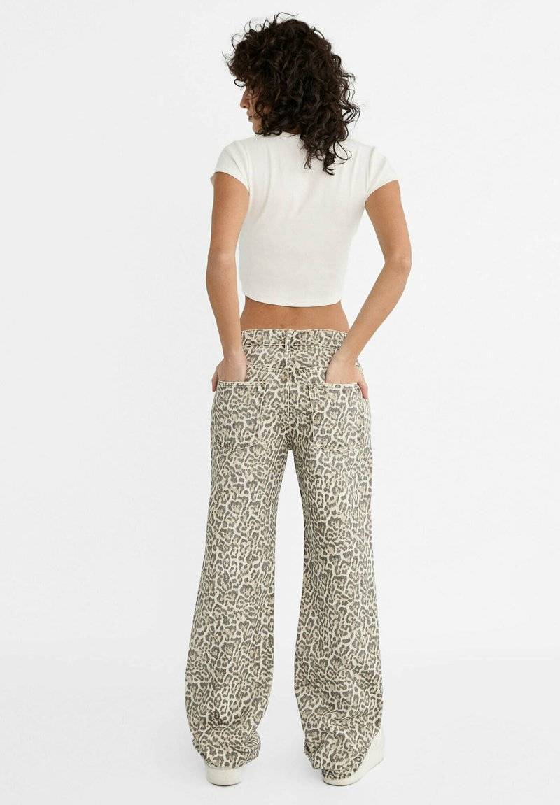 Stradivarius Stradivarius PRINTED - Straight leg jeans - camel Fabrikladen