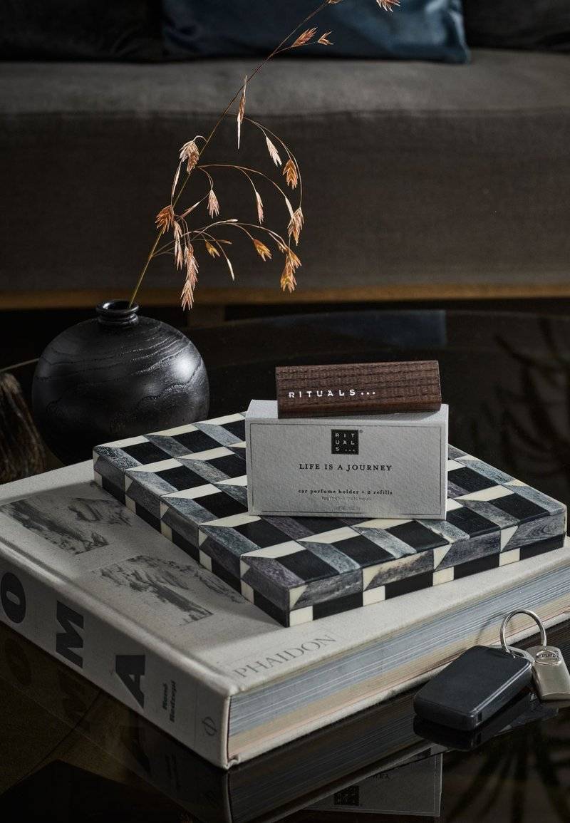 Rituals Rituals CAR PERFUME "LIFE IS A JOURNEY" SPORT - LEATHER, TONKA BEAN & HERBACEOUS PATCHOULI - Home fragrance Preisnachlass