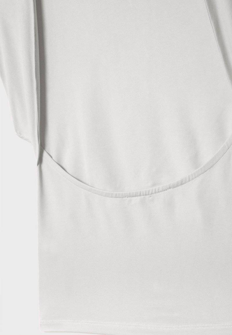 Stradivarius Stradivarius OPEN-BACK - Basic T-shirt - white VIP-Rabatte