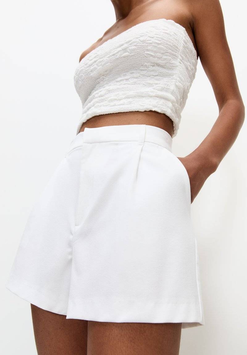 PULL&BEAR PULL&BEAR DARTED - BERMUDA - Shorts - white Tiefpreis