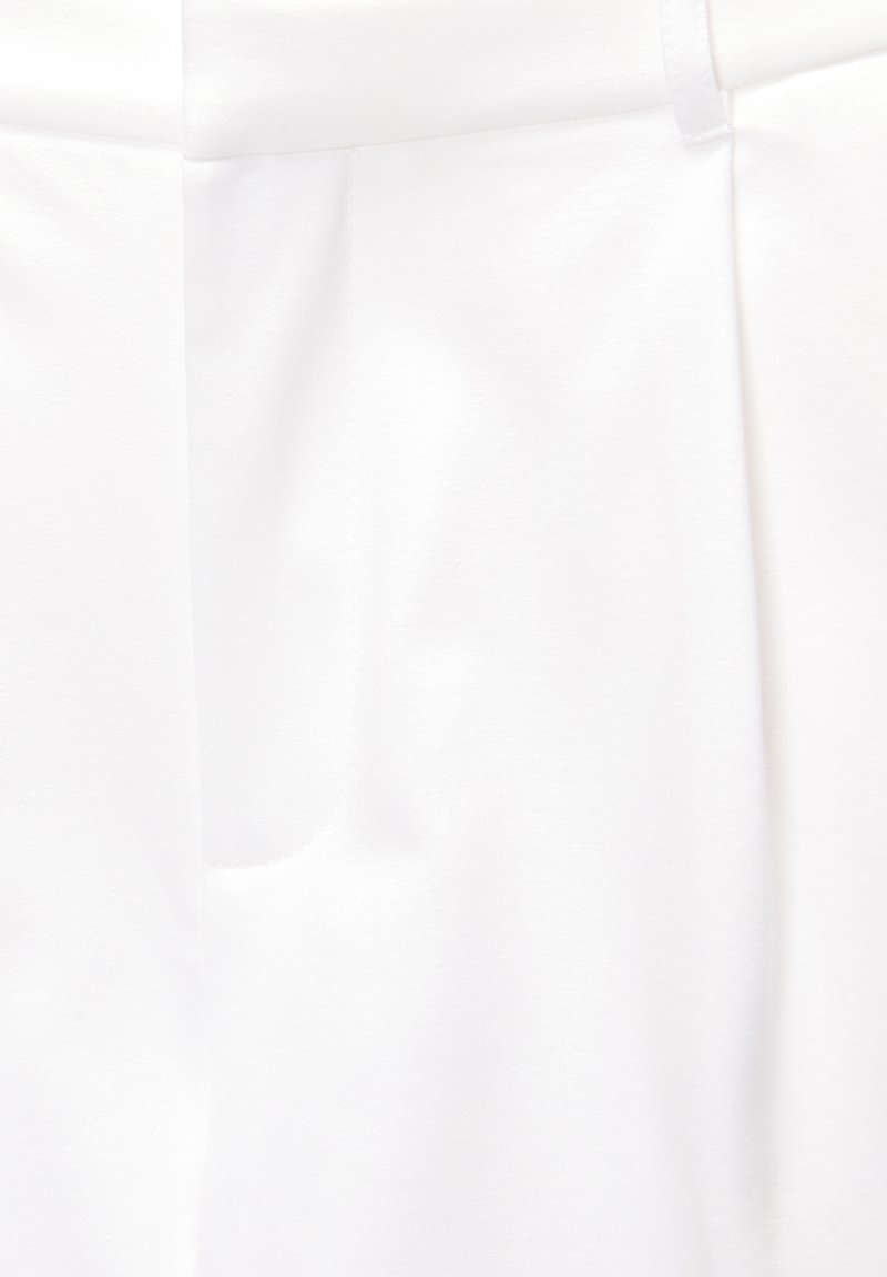 PULL&BEAR PULL&BEAR DARTED - BERMUDA - Shorts - white Tiefpreis