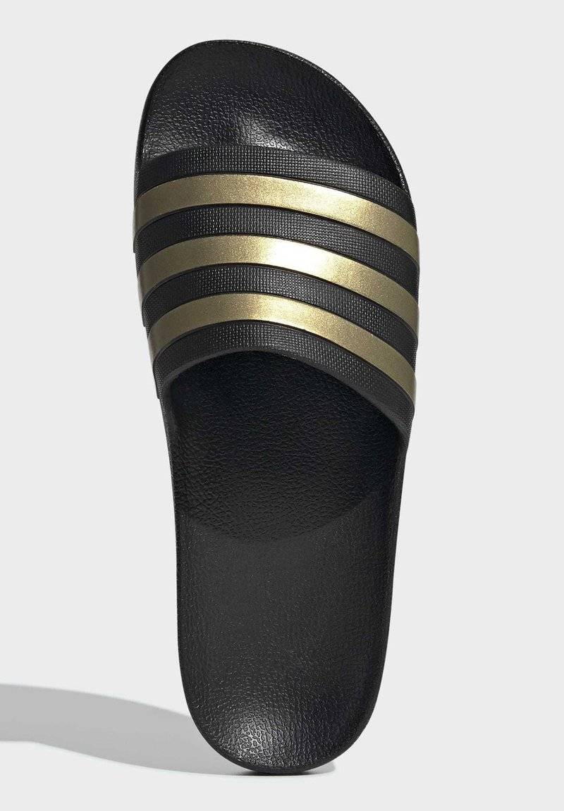 adidas Sportswear adidas Sportswear ADILETTE AQUA - Pool slides - core black gold met core black Kostenloser Versand international