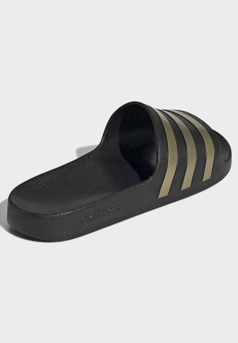 adidas Sportswear adidas Sportswear ADILETTE AQUA - Pool slides - core black gold met core black Kostenloser Versand international