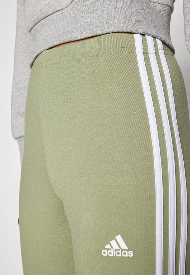 adidas Sportswear adidas Sportswear ESSENTIALS 3 STRIPES HIGH WAISTED - Leggings - tent green Rabatte dieses Monats