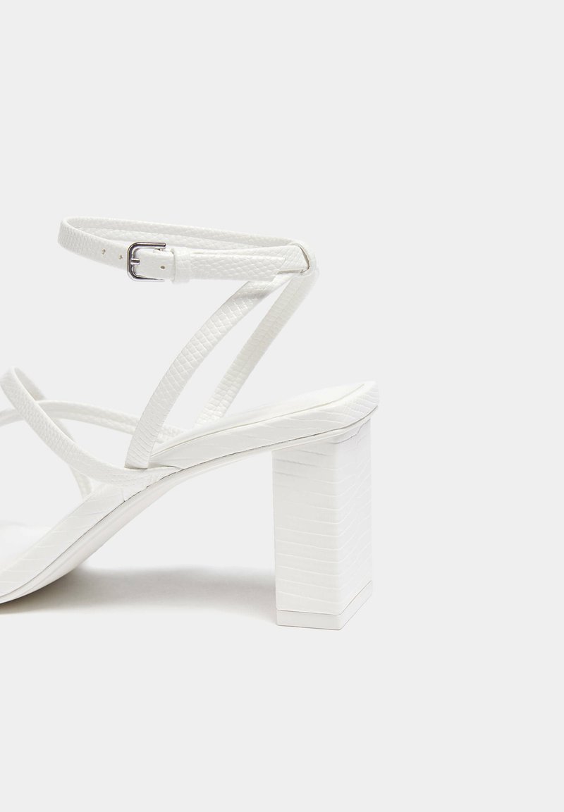 PULL&BEAR PULL&BEAR WITH CROSSOVER STRAPS - Sandals - white Günstiger Verkauf