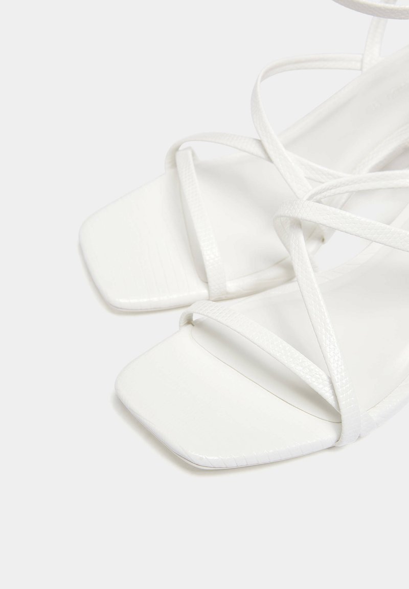 PULL&BEAR PULL&BEAR WITH CROSSOVER STRAPS - Sandals - white Günstiger Verkauf