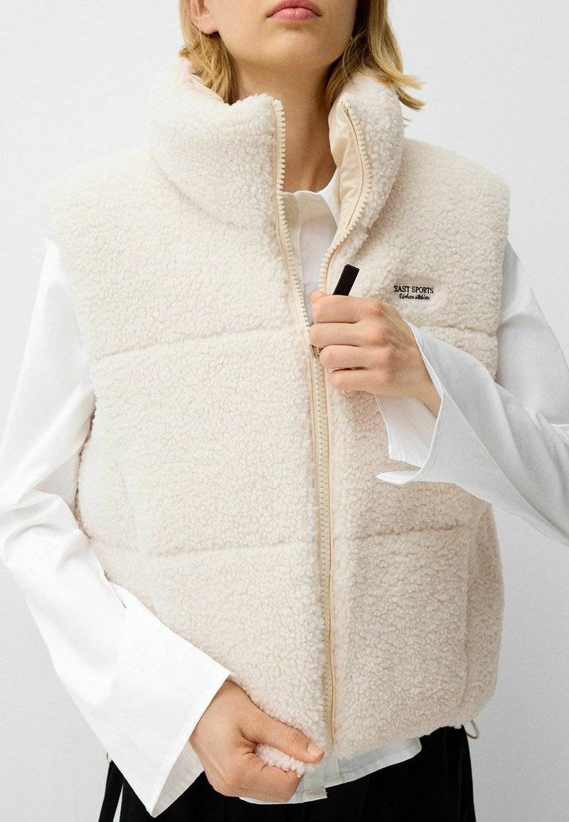 Bershka Bershka REVERSIBLE - Waistcoat - white Nur noch ein Tag übrig