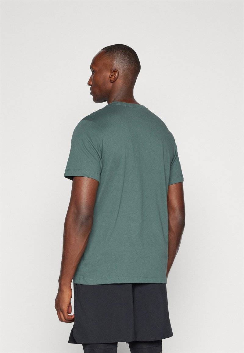 Nike Performance Nike Performance TEE CREW SOLID - Sports T-shirt - vintage green Osterangebot