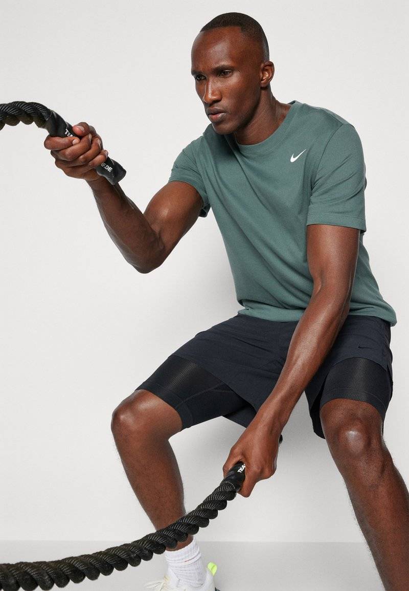 Nike Performance Nike Performance TEE CREW SOLID - Sports T-shirt - vintage green Osterangebot