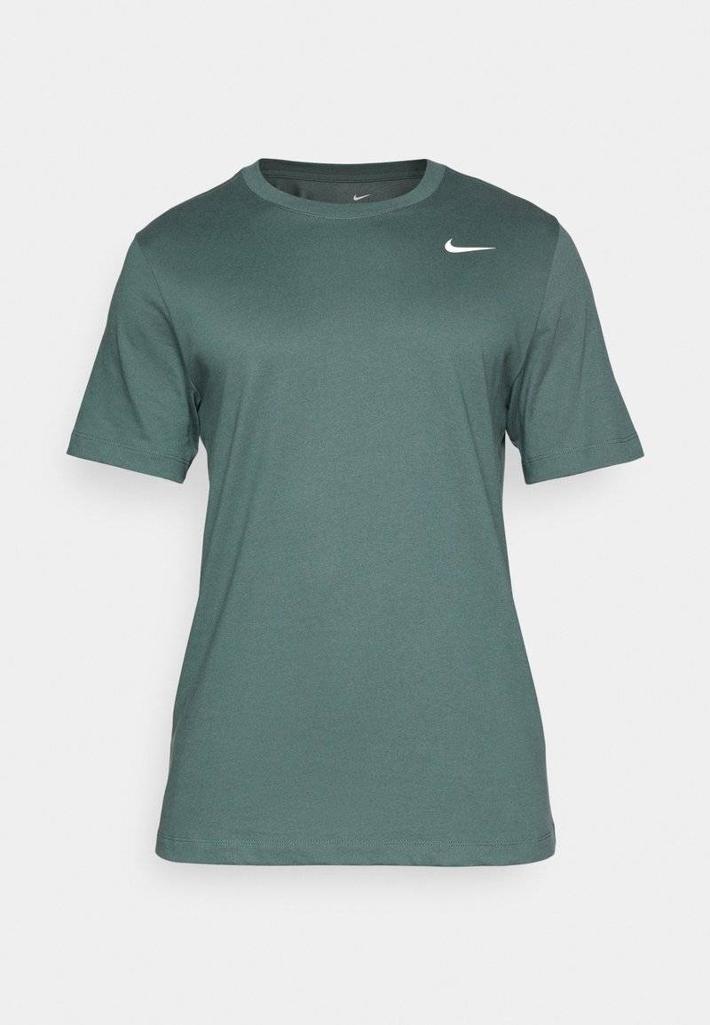 Nike Performance Nike Performance TEE CREW SOLID - Sports T-shirt - vintage green Osterangebot