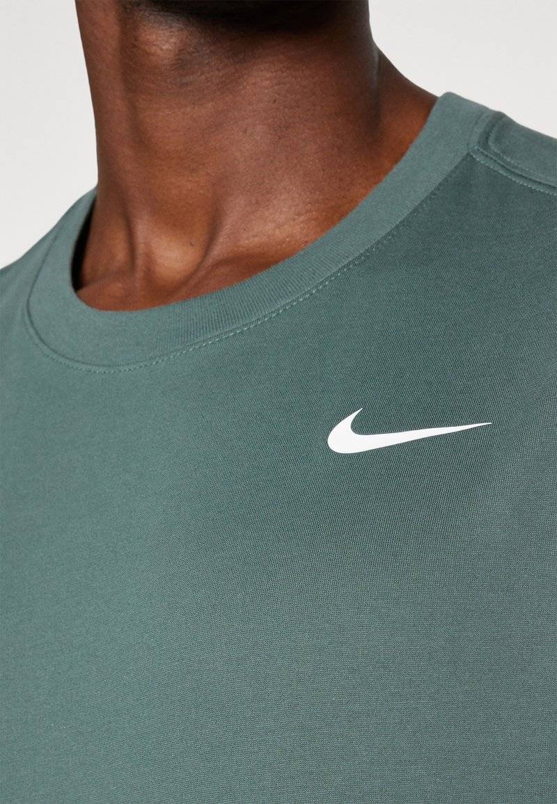 Nike Performance Nike Performance TEE CREW SOLID - Sports T-shirt - vintage green Osterangebot
