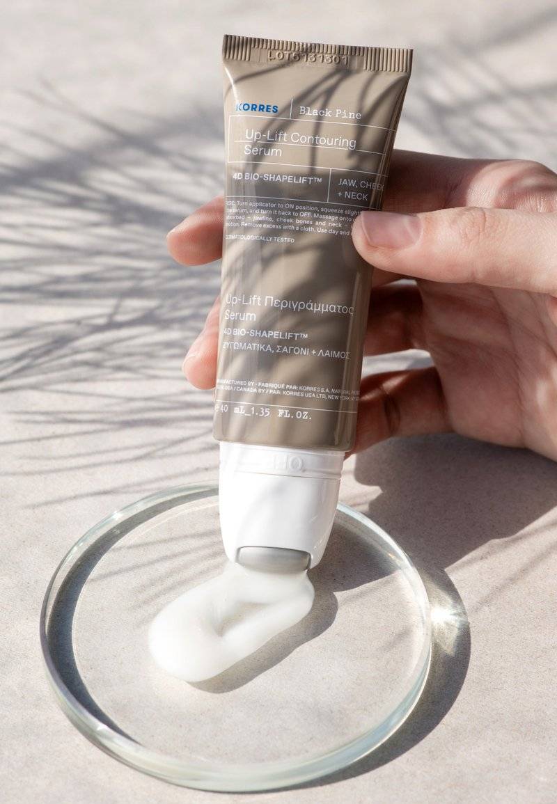 KORRES KORRES BLACK PINE 4D BIOSHAPELIFT™ FIRMING AND RE-CONTOURING SERUM - Serum Valentinstagsangebot