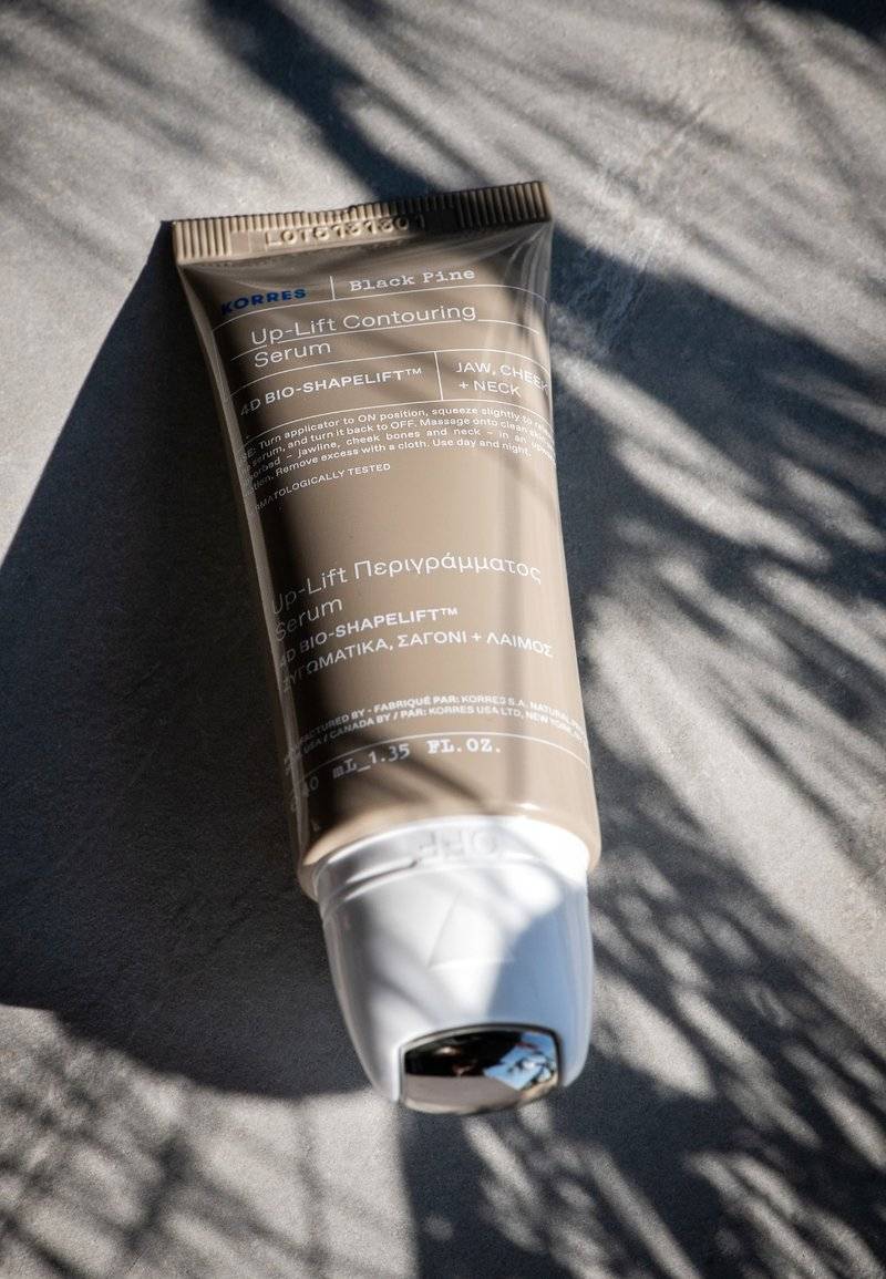 KORRES KORRES BLACK PINE 4D BIOSHAPELIFT™ FIRMING AND RE-CONTOURING SERUM - Serum Valentinstagsangebot