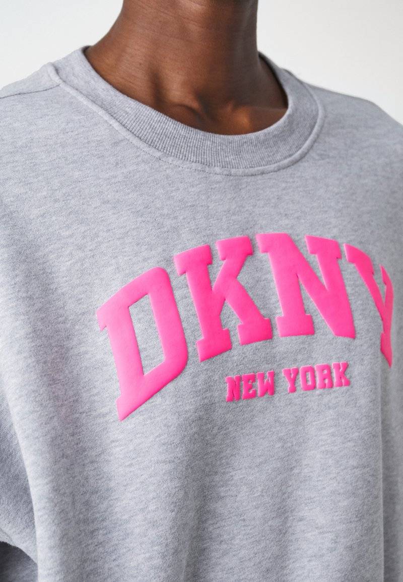 DKNY DKNY VARSITY PUFF LOGO SLEEVE - Sweatshirt Nur noch ein Tag übrig