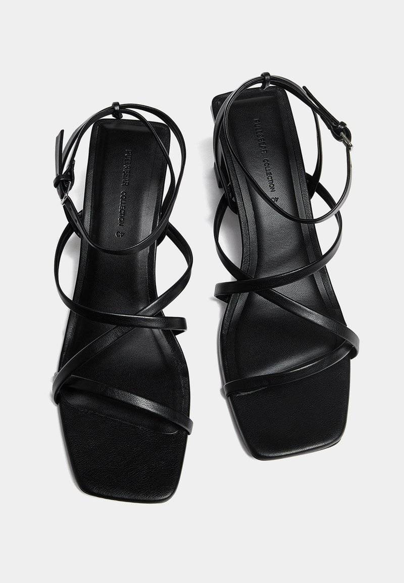 PULL&BEAR PULL&BEAR WITH CROSSOVER STRAPS - Sandals - black Exklusivangebot