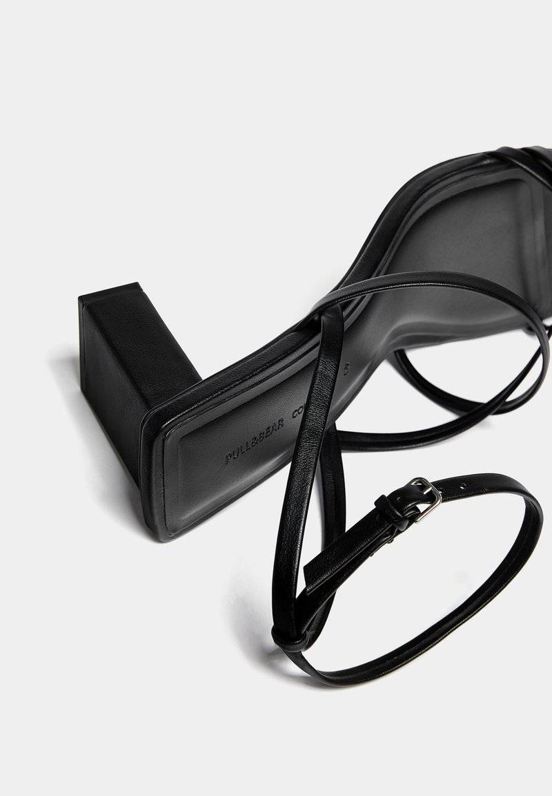 PULL&BEAR PULL&BEAR WITH CROSSOVER STRAPS - Sandals - black Exklusivangebot